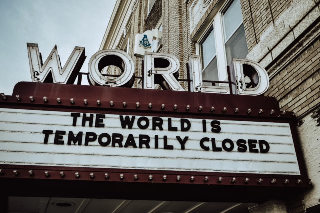 "the world is temporary closed" geschrieben auf einer Anzeigetafel eines Theaters. 